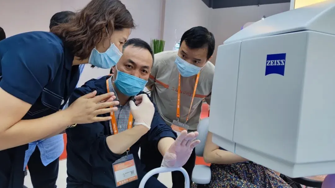 沈政伟教授开展全飞秒个性化准分子手术直播带教