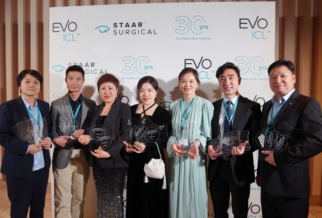 普瑞眼科专家团合影，从左至右依次为唐甜主任、肖迟主任、吴慧莺副院长、关念主任、朱凤副院长、章晖副院长、肖其瑞主任