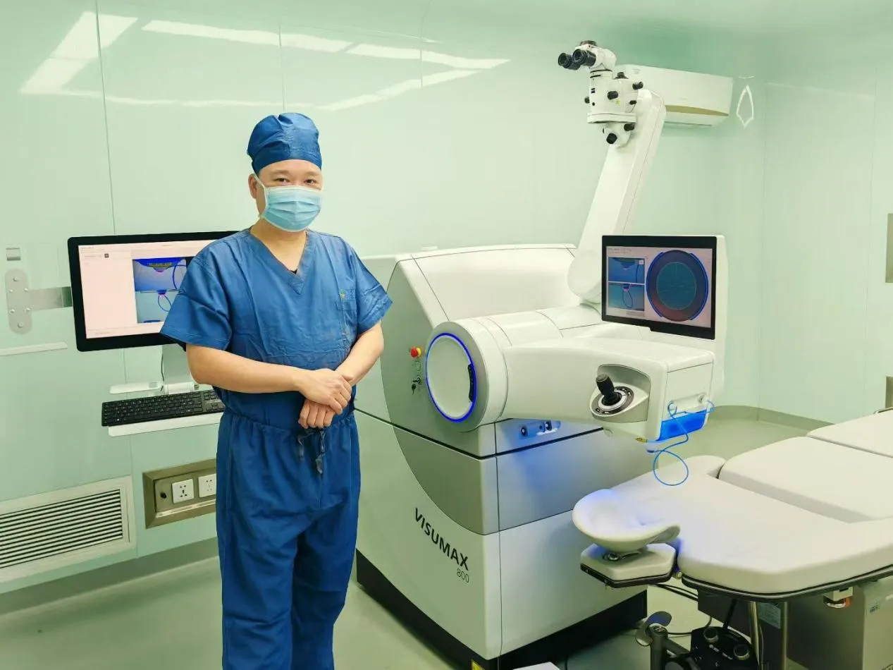 Dr. Xiao Qirui beside the ZEISS VISUMAX 800 refractive surgery platform