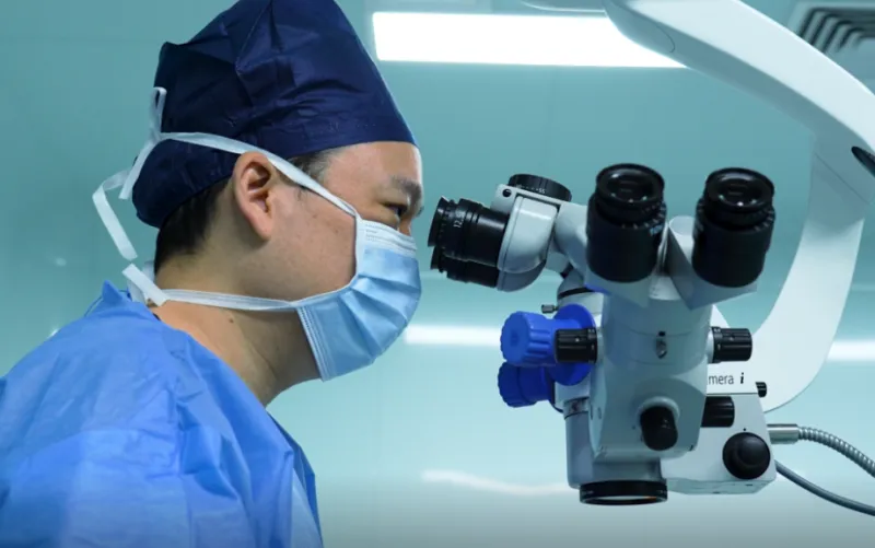 Performing microsurgical observation through an operating microscope