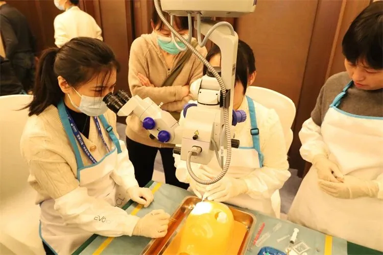 李青医生在 EVO ICL Wetlab 培训中进行实操带教